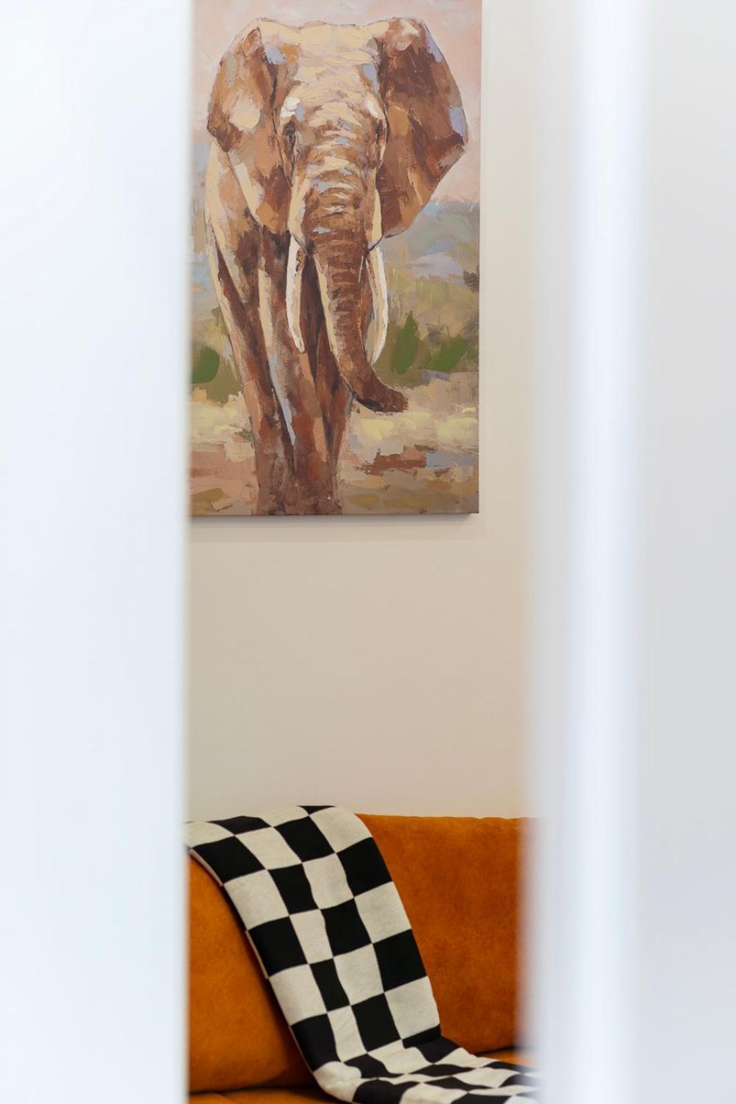 Lovely Designer With Stunning Parliament View Apartment *