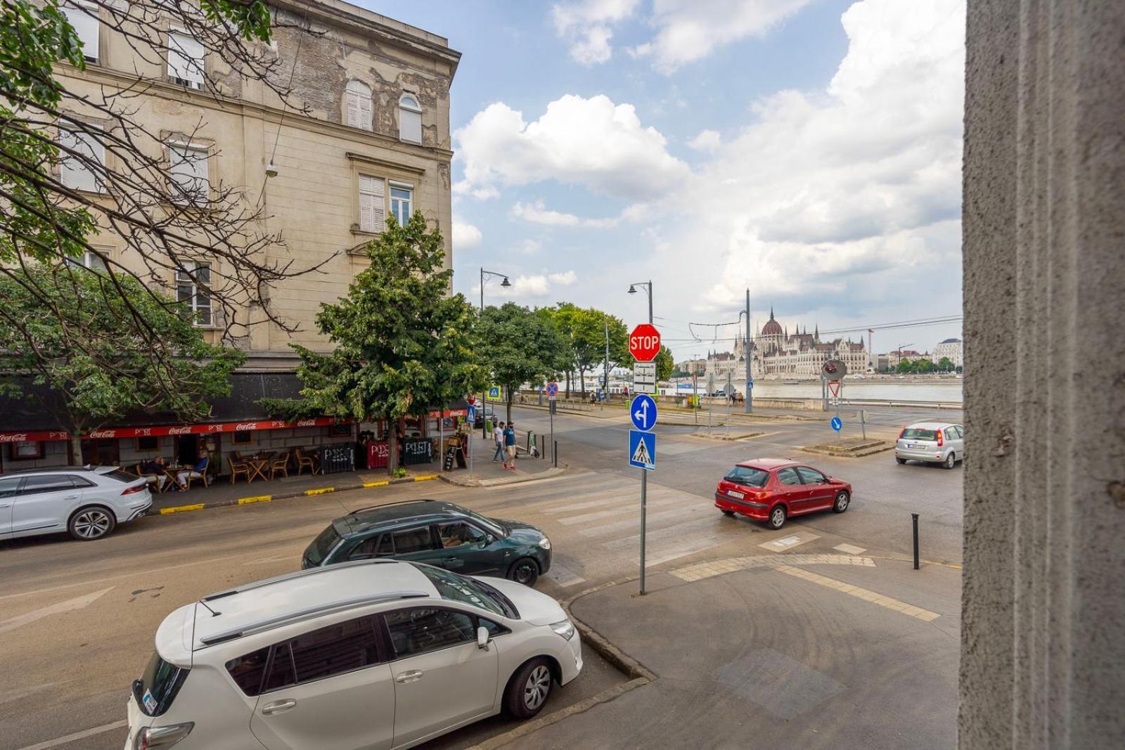 Lovely Designer With Stunning Parliament View Apartment Budapest