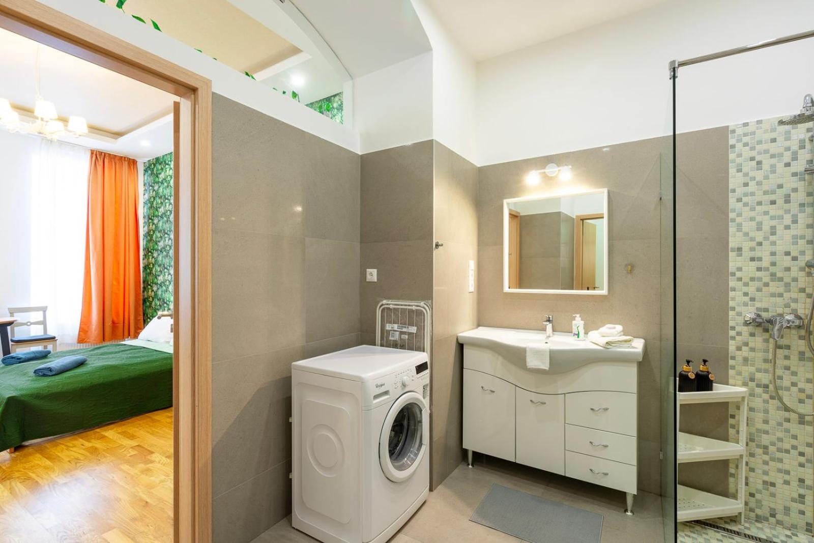 Apartment Lovely Designer With Stunning Parliament View *